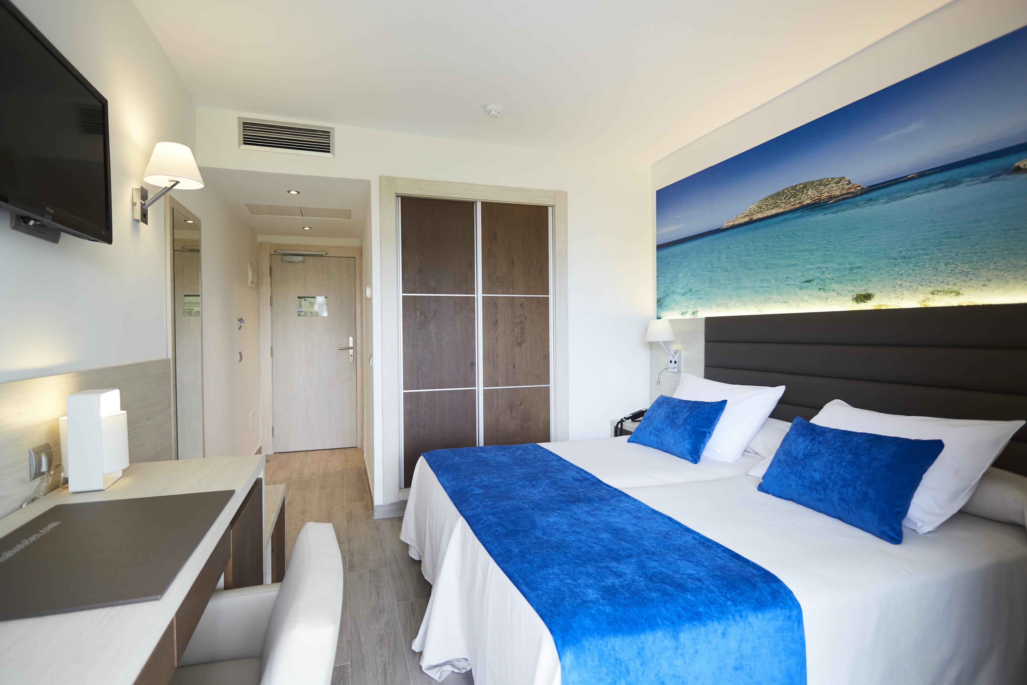 Invisa Hotel Club Cala Blanca Playa DPlaya Des Figueral Екстериор снимка