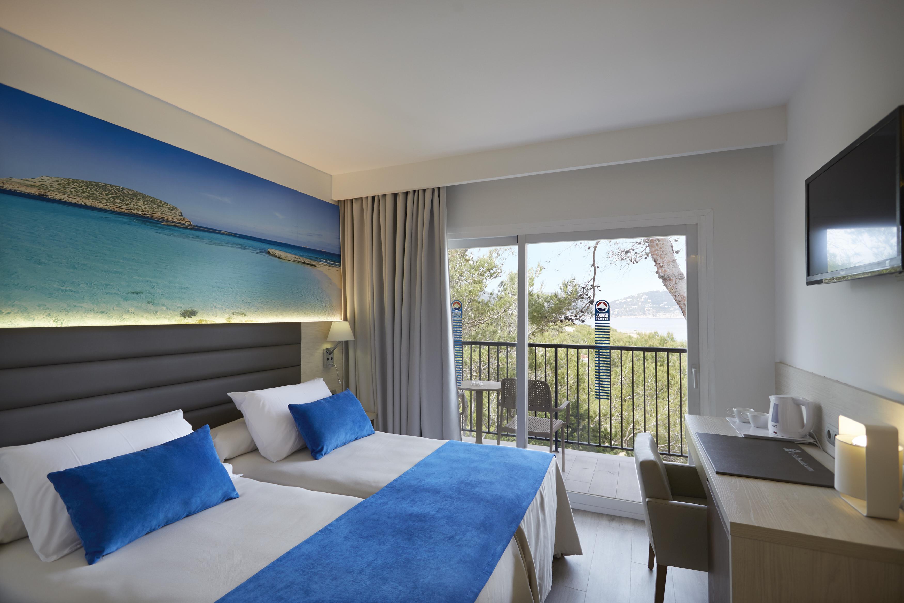Invisa Hotel Club Cala Blanca Playa DPlaya Des Figueral Екстериор снимка