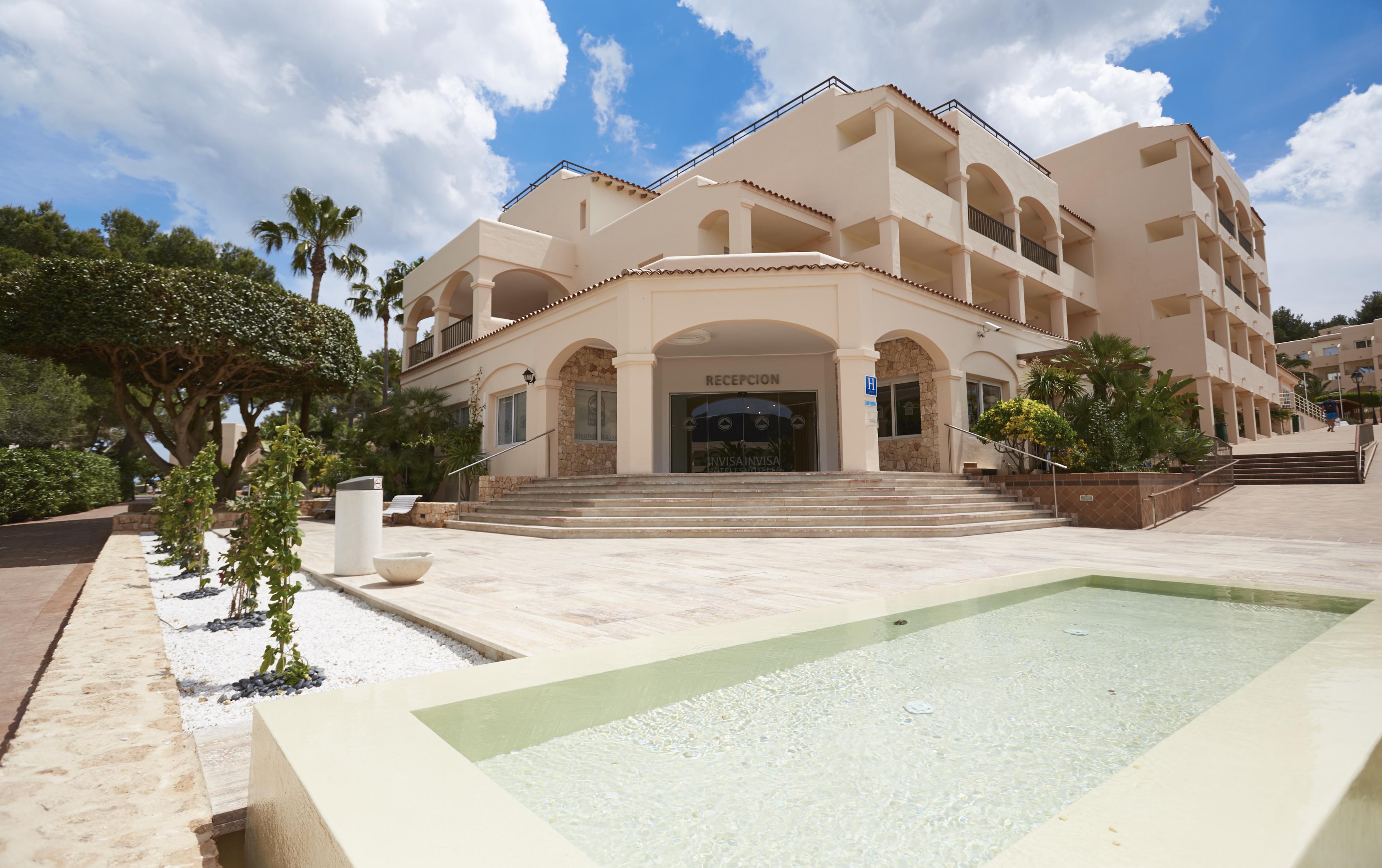 Invisa Hotel Club Cala Blanca Playa DPlaya Des Figueral Екстериор снимка