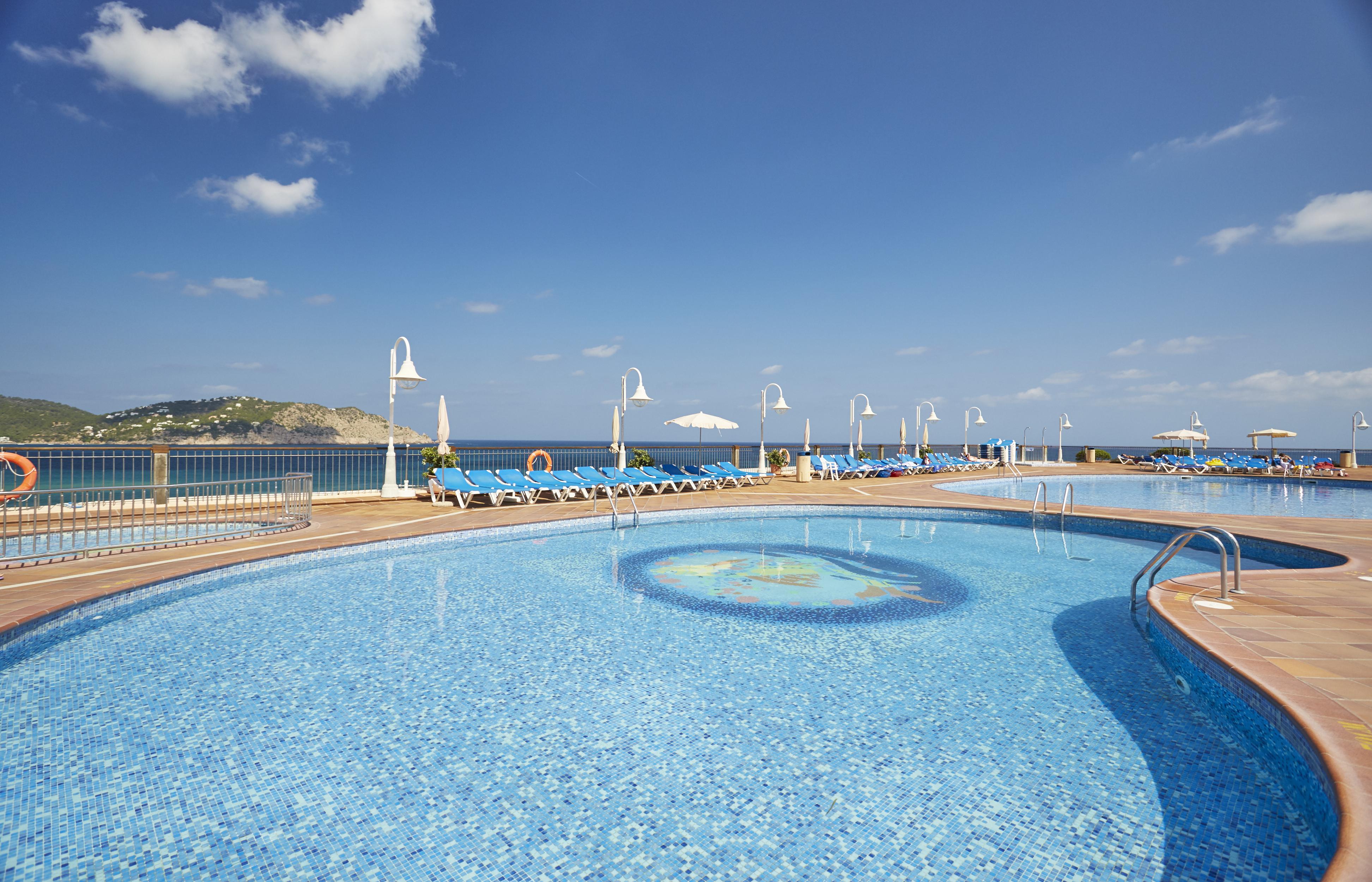 Invisa Hotel Club Cala Blanca Playa DPlaya Des Figueral Екстериор снимка