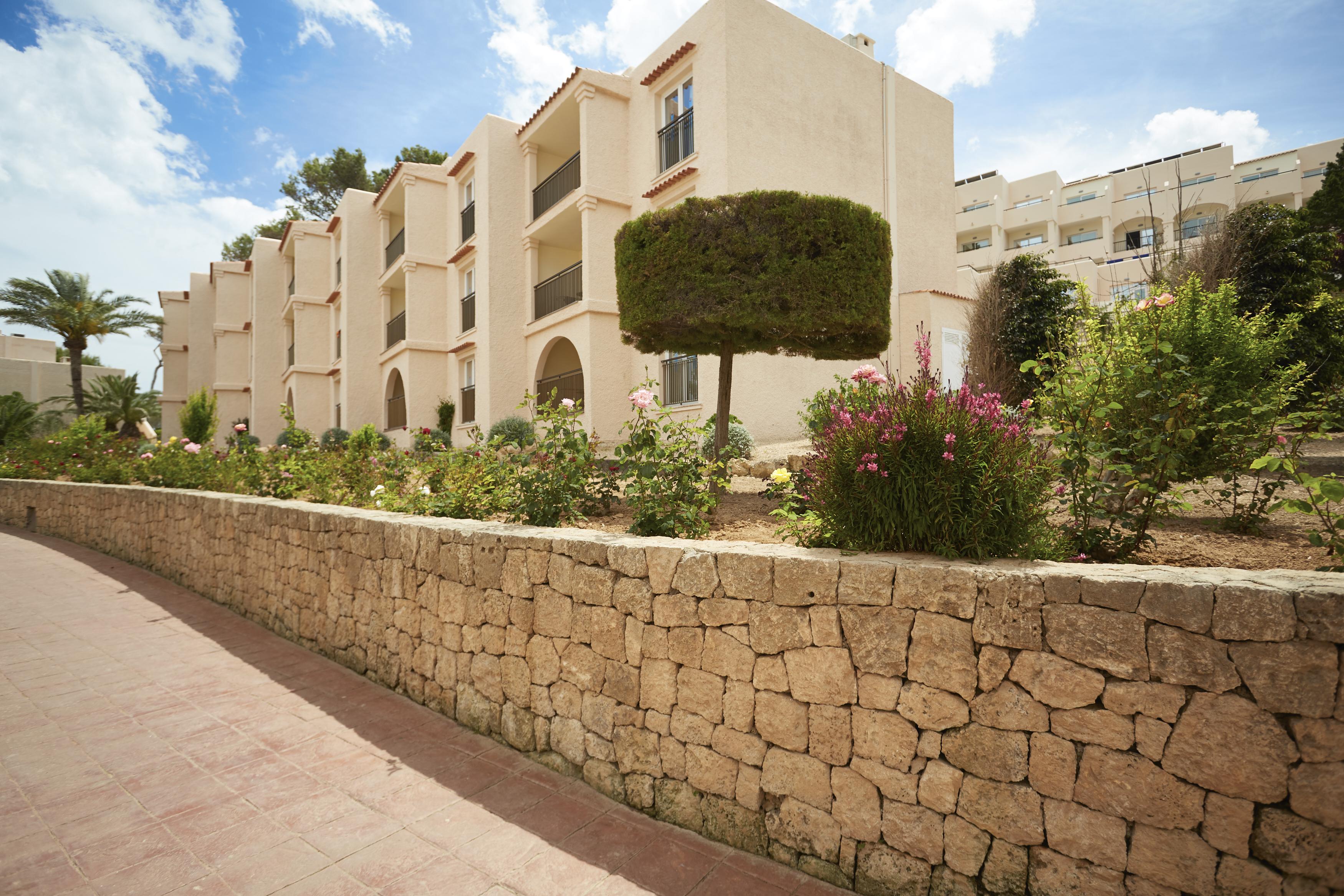 Invisa Hotel Club Cala Blanca Playa DPlaya Des Figueral Екстериор снимка
