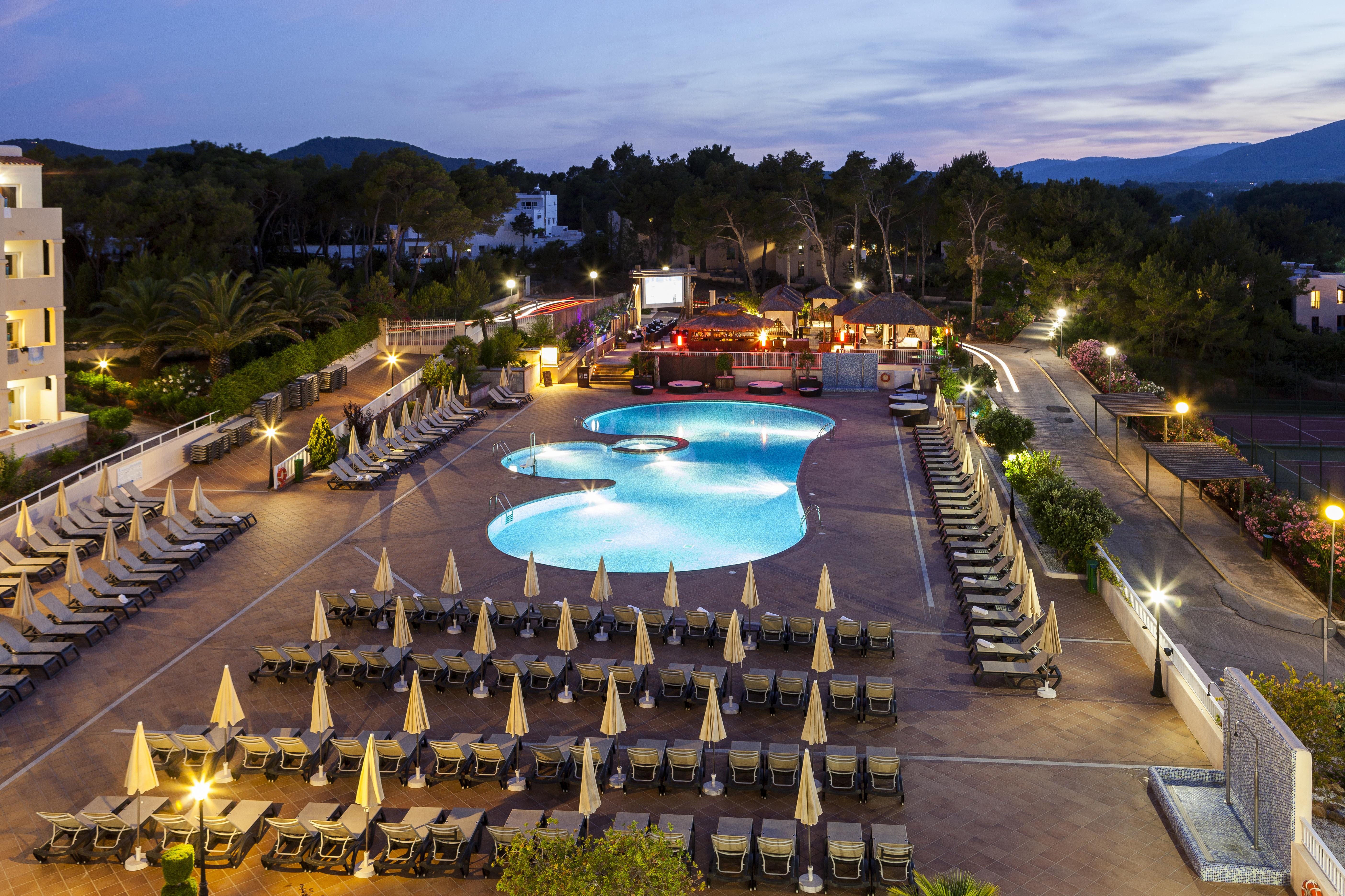 Invisa Hotel Club Cala Blanca Playa DPlaya Des Figueral Екстериор снимка