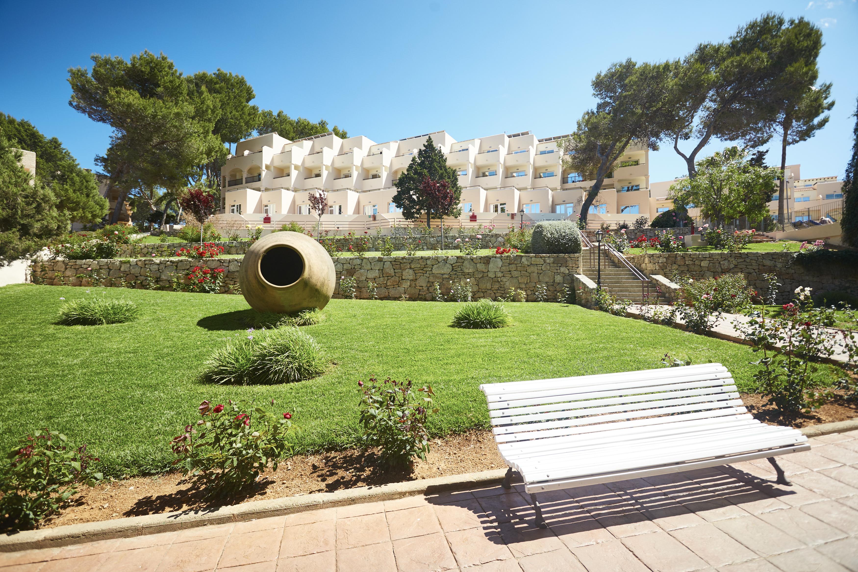 Invisa Hotel Club Cala Blanca Playa DPlaya Des Figueral Екстериор снимка