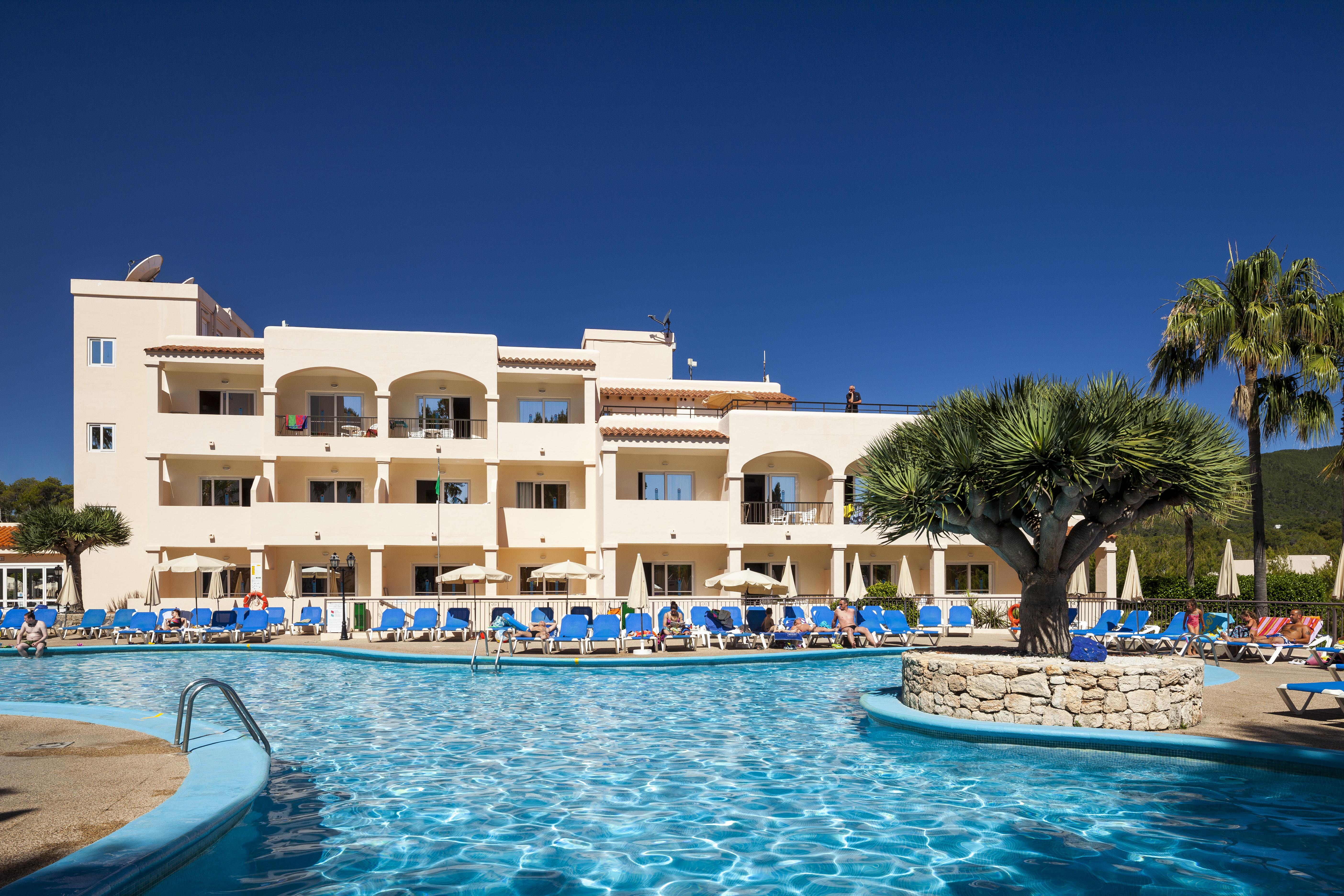 Invisa Hotel Club Cala Blanca Playa DPlaya Des Figueral Екстериор снимка