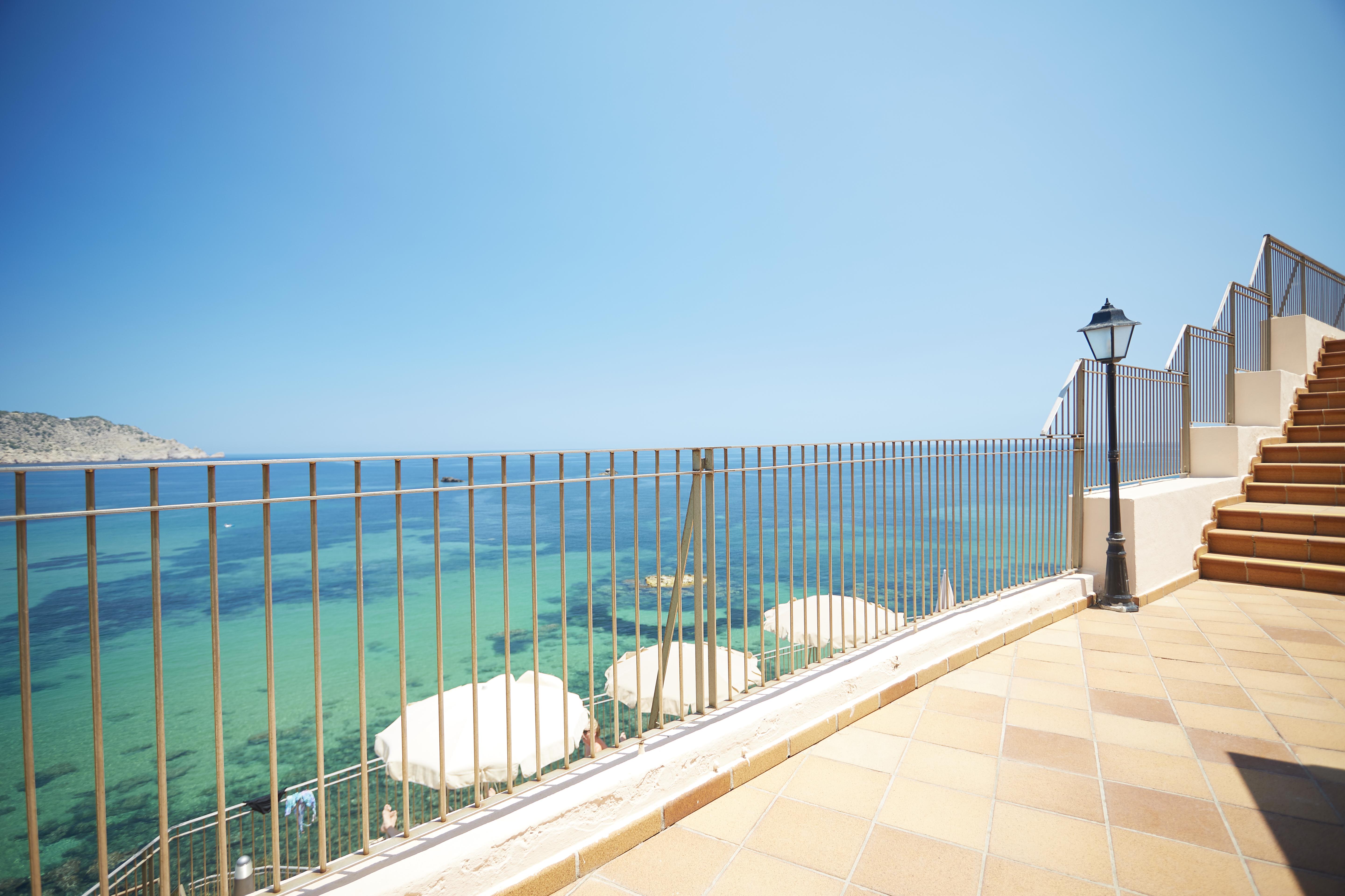Invisa Hotel Club Cala Blanca Playa DPlaya Des Figueral Екстериор снимка