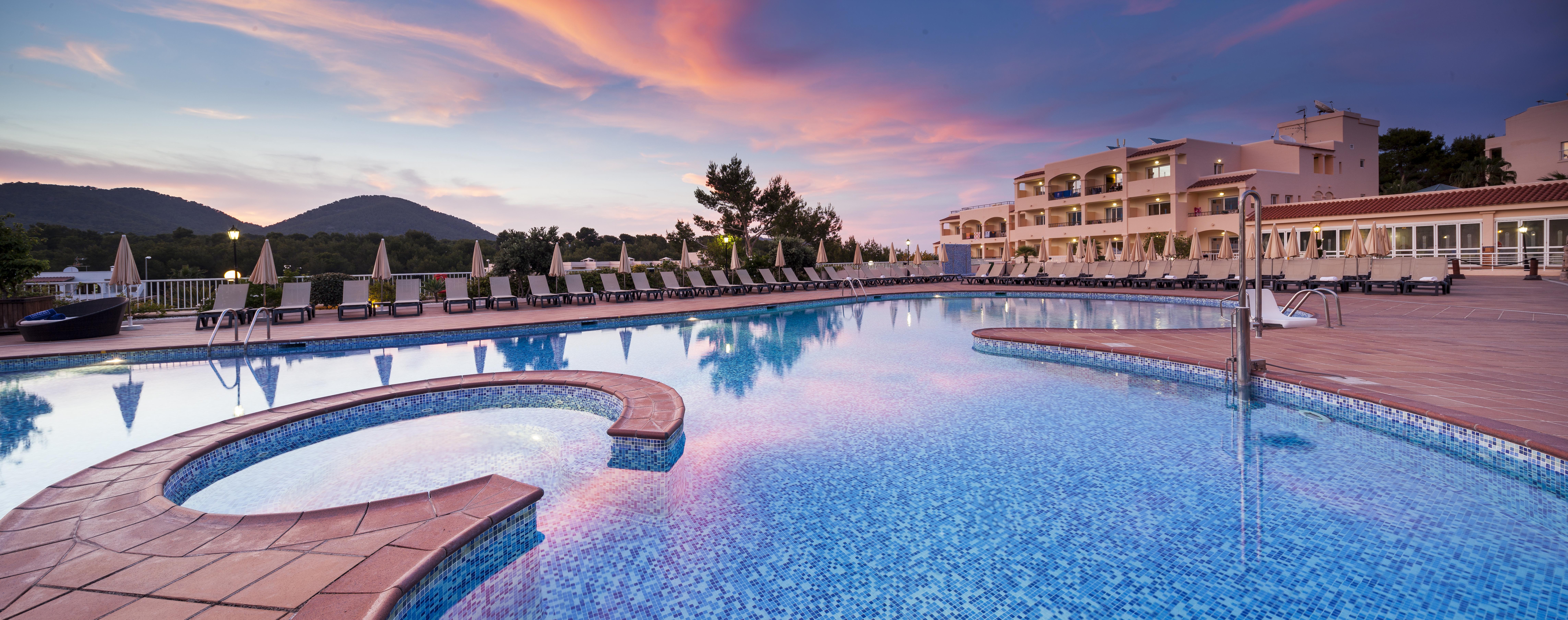 Invisa Hotel Club Cala Blanca Playa DPlaya Des Figueral Екстериор снимка