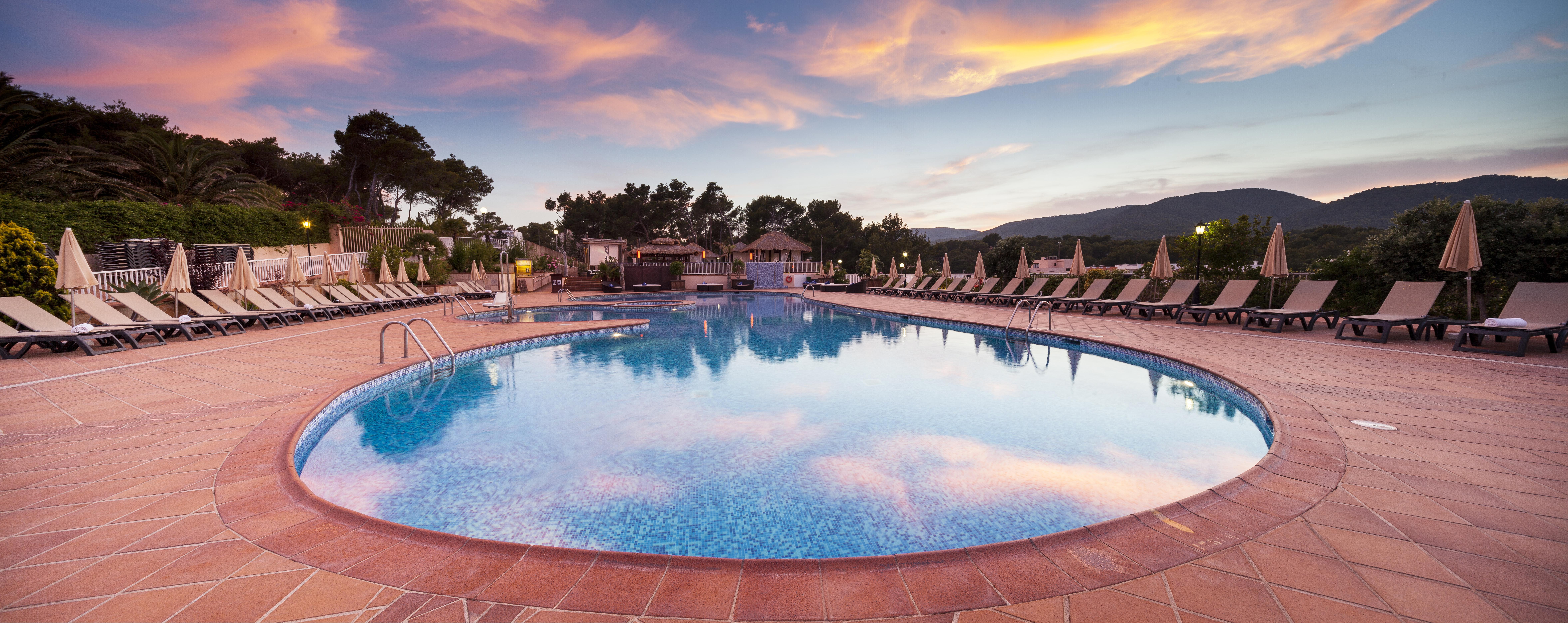Invisa Hotel Club Cala Blanca Playa DPlaya Des Figueral Екстериор снимка
