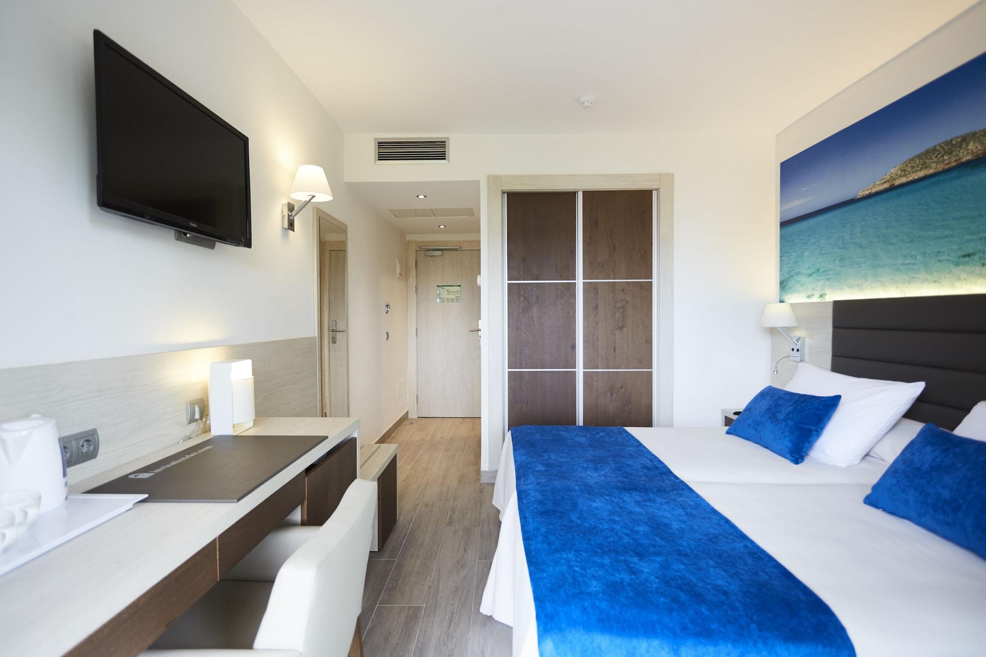 Invisa Hotel Club Cala Blanca Playa DPlaya Des Figueral Екстериор снимка
