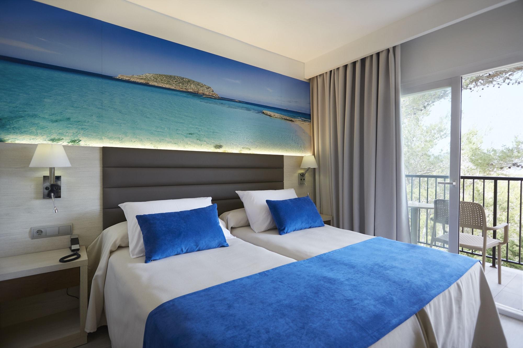 Invisa Hotel Club Cala Blanca Playa DPlaya Des Figueral Екстериор снимка