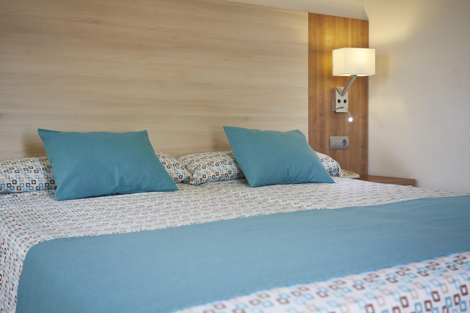 Invisa Hotel Club Cala Blanca Playa DPlaya Des Figueral Екстериор снимка