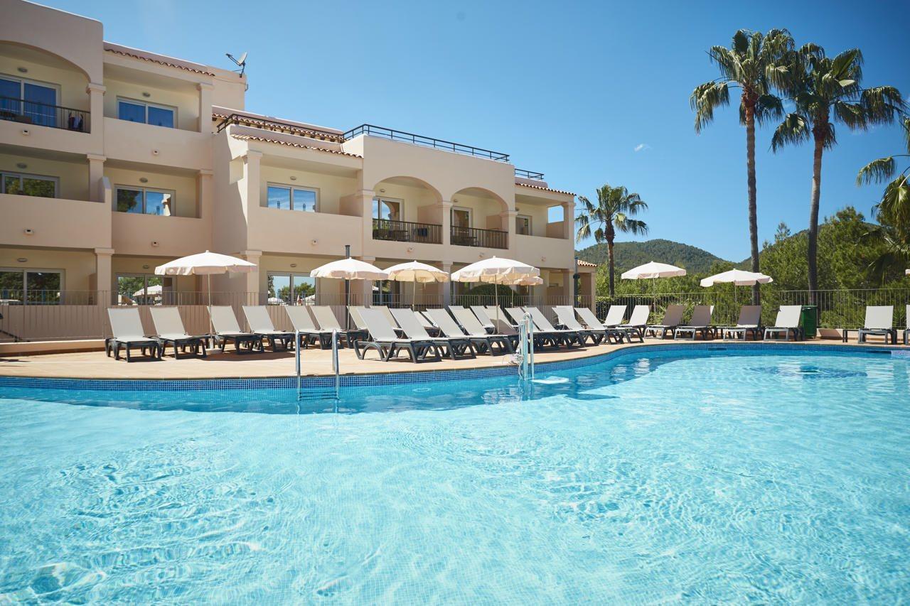 Invisa Hotel Club Cala Blanca Playa DPlaya Des Figueral Екстериор снимка