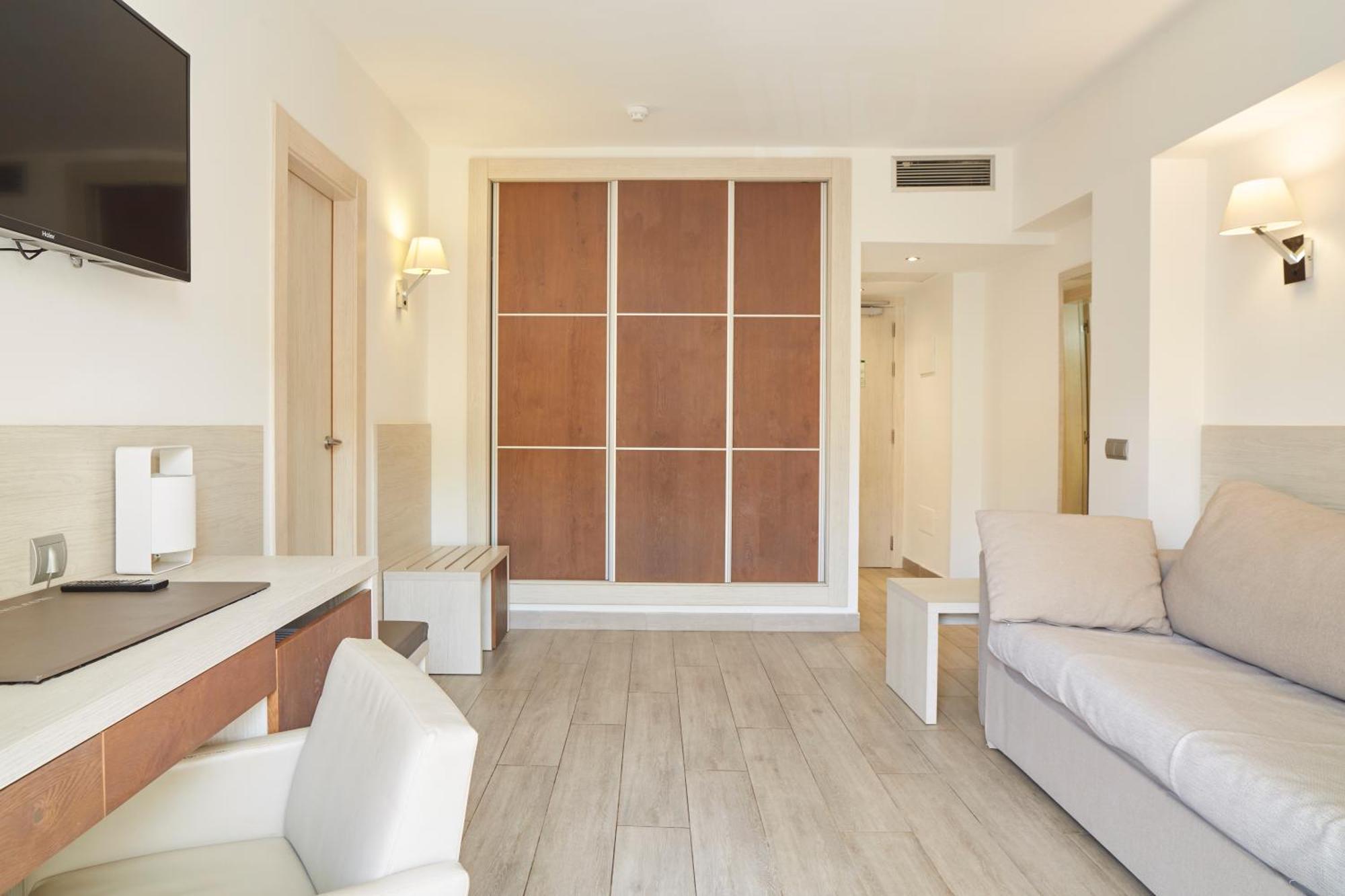 Invisa Hotel Club Cala Blanca Playa DPlaya Des Figueral Екстериор снимка