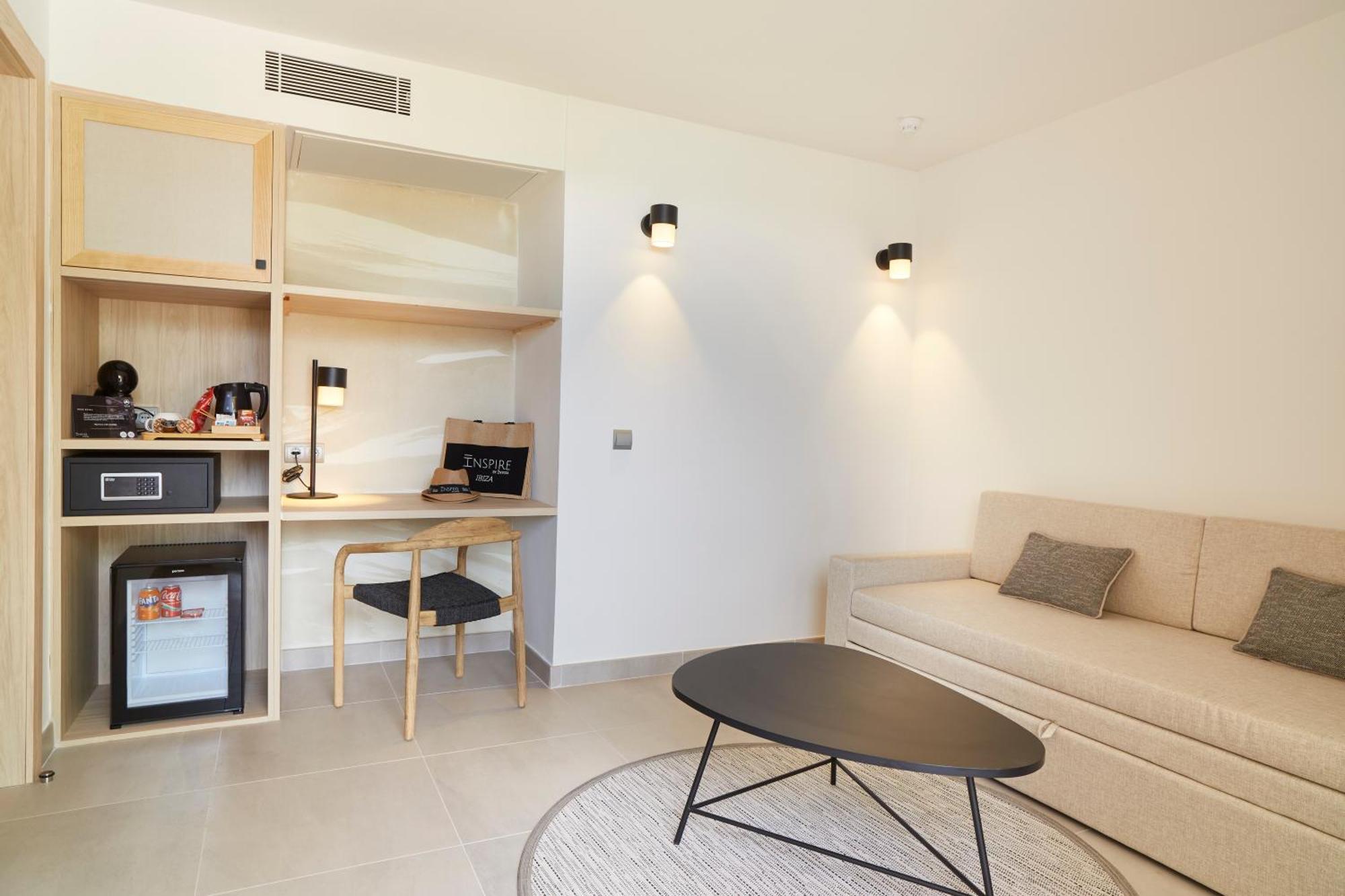 Invisa Hotel Club Cala Blanca Playa DPlaya Des Figueral Екстериор снимка
