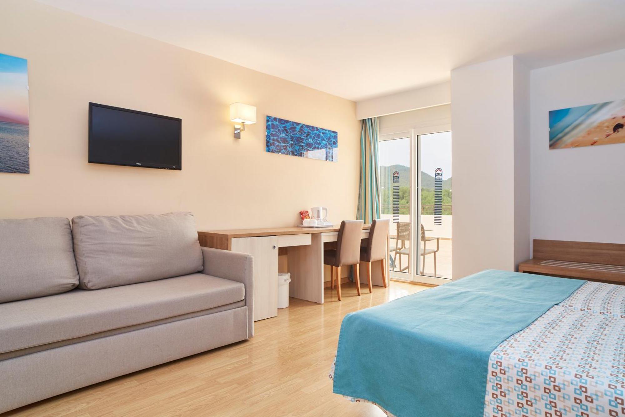 Invisa Hotel Club Cala Blanca Playa DPlaya Des Figueral Екстериор снимка