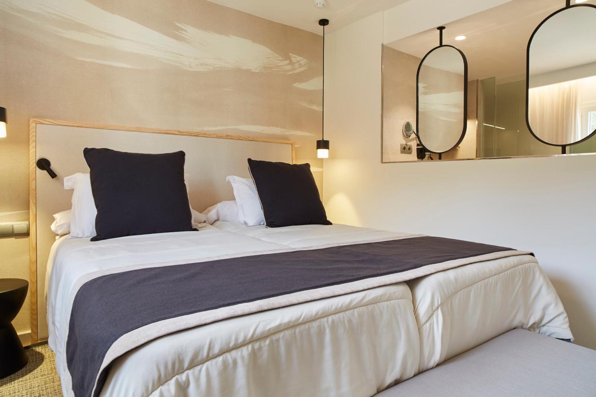 Invisa Hotel Club Cala Blanca Playa DPlaya Des Figueral Екстериор снимка
