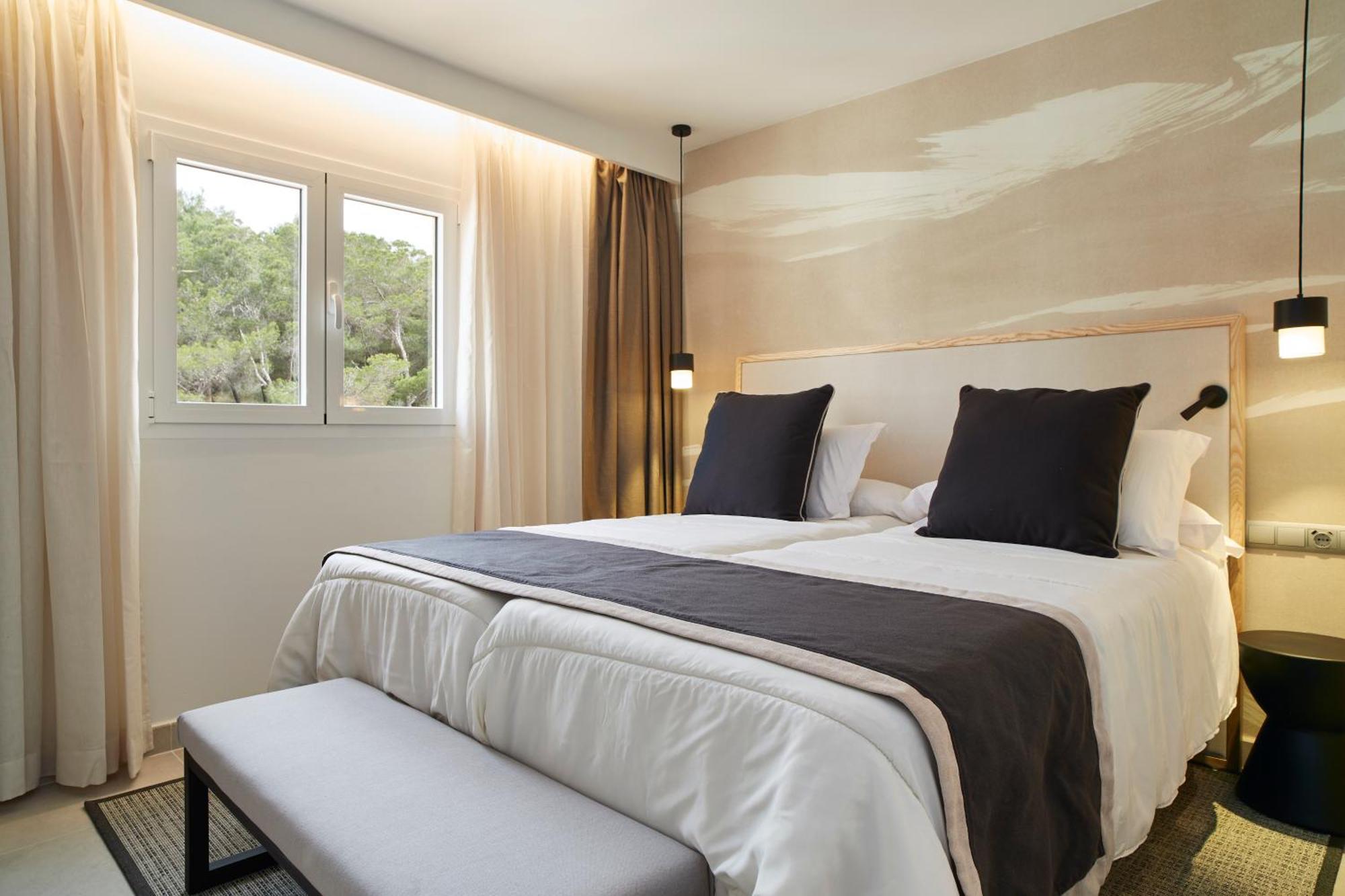 Invisa Hotel Club Cala Blanca Playa DPlaya Des Figueral Екстериор снимка