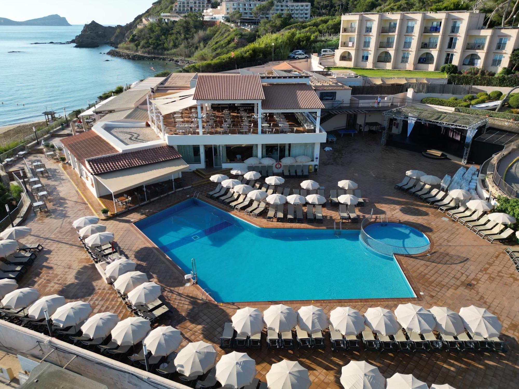 Invisa Hotel Club Cala Blanca Playa DPlaya Des Figueral Екстериор снимка