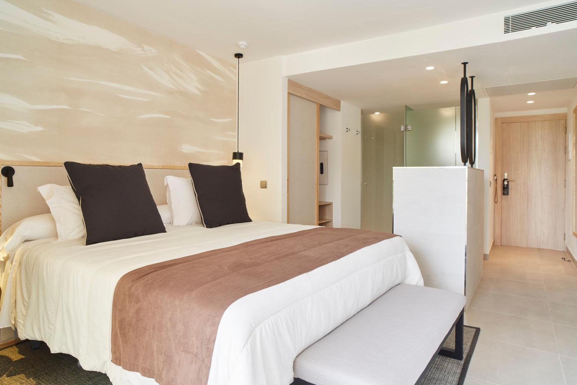 Invisa Hotel Club Cala Blanca Playa DPlaya Des Figueral Екстериор снимка