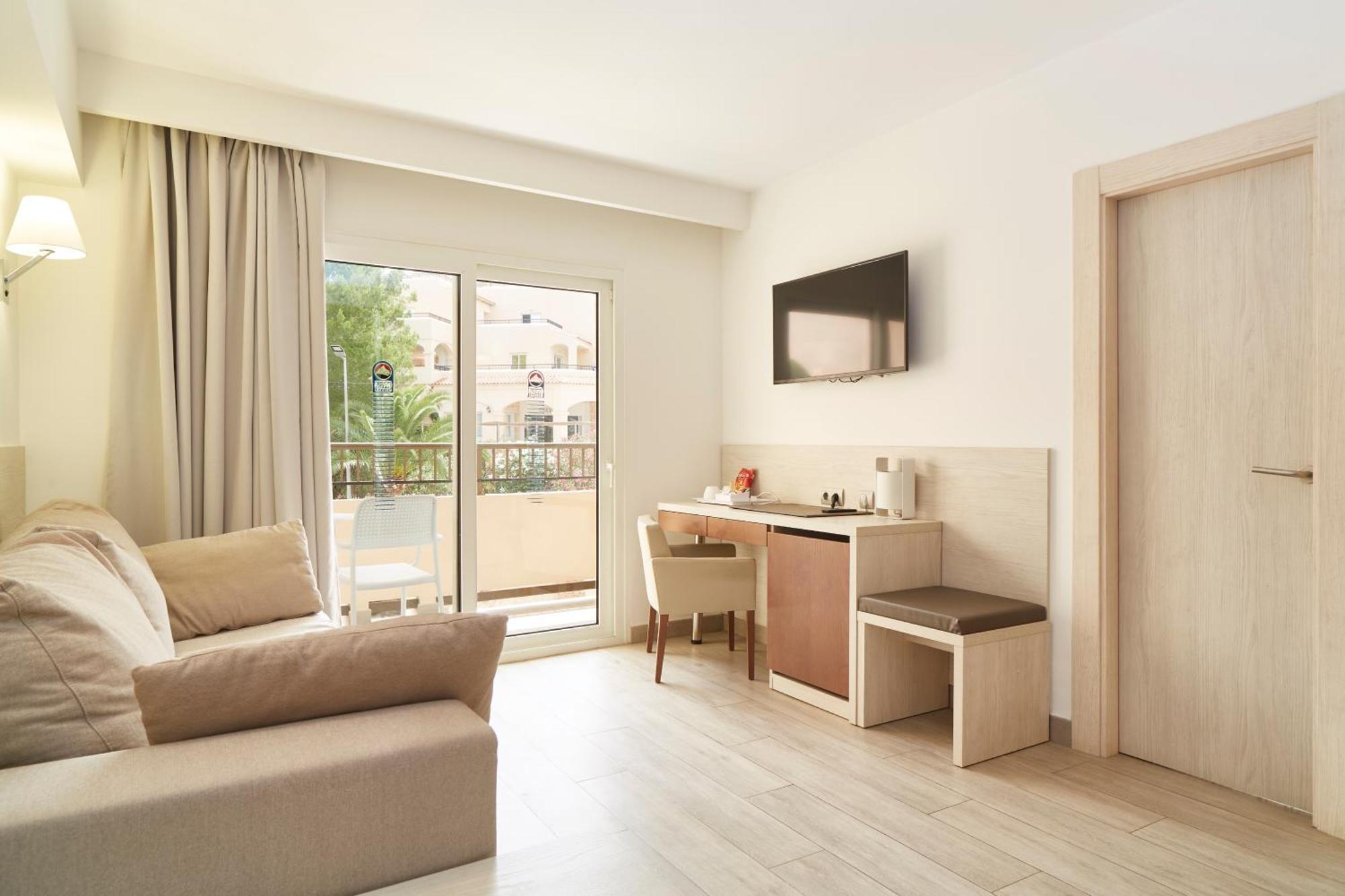 Invisa Hotel Club Cala Blanca Playa DPlaya Des Figueral Екстериор снимка