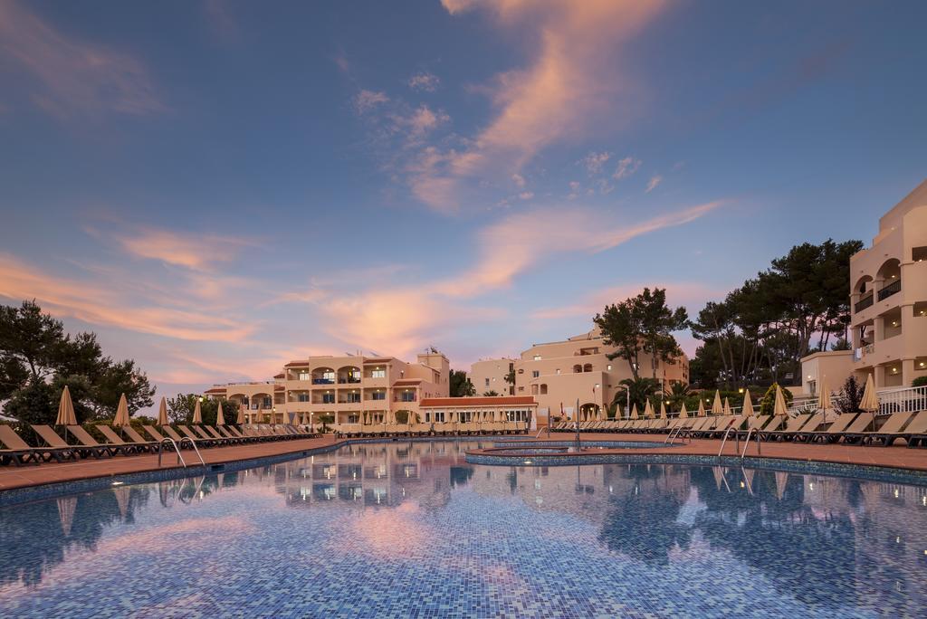 Invisa Hotel Club Cala Blanca Playa DPlaya Des Figueral Екстериор снимка