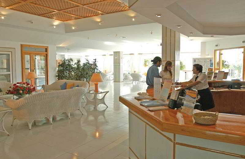 Invisa Hotel Club Cala Blanca Playa DPlaya Des Figueral Интериор снимка
