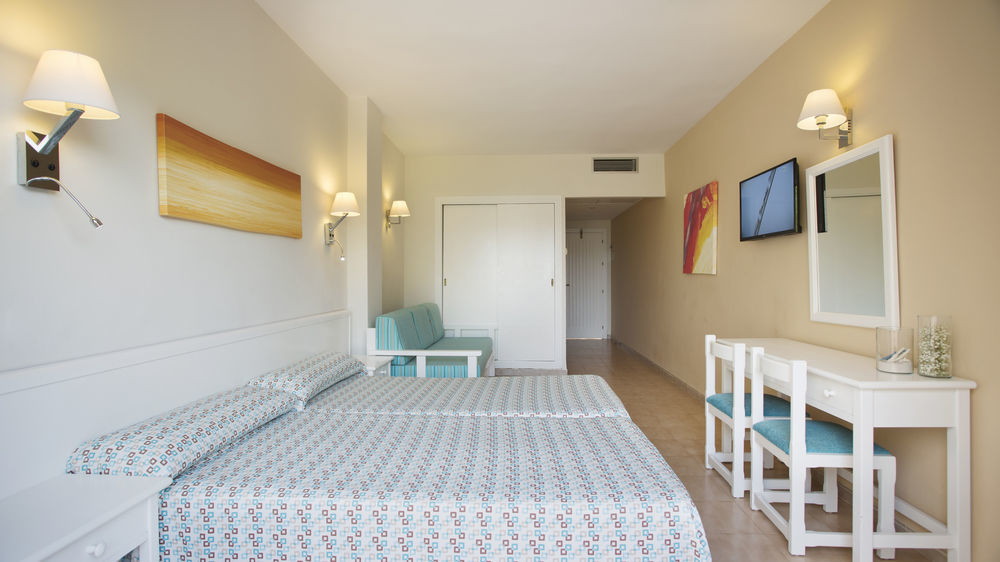 Invisa Hotel Club Cala Blanca Playa DPlaya Des Figueral Екстериор снимка